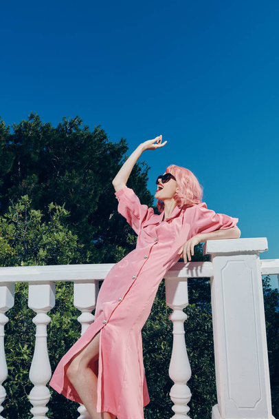 atractiva mujer con pelo rosa con gafas de sol posando día soleado - Foto, imagen