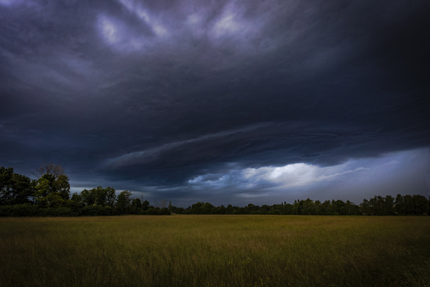 Дощ і штормові хмари затьмарюють небо над сільською смугою поблизу Аугсбурга. - Фото, зображення