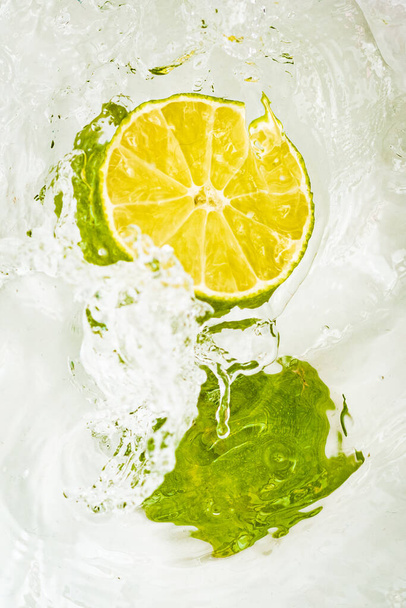 fresh lemon with water splash - Valokuva, kuva