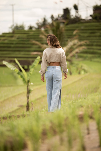 girl posing on the background of rice teresa - Fotoğraf, Görsel