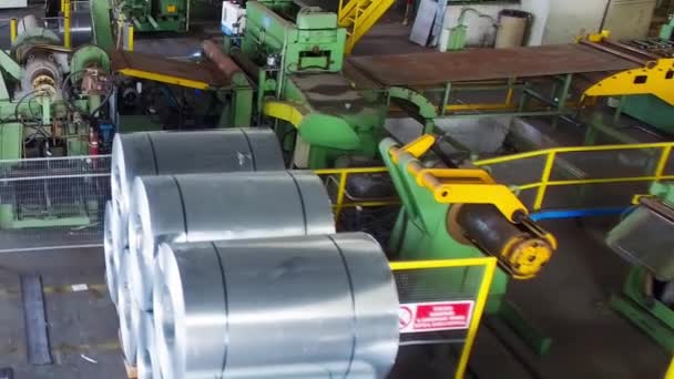 Hengerelt acéltekercs, fémlemez-tárolás gyári raktárban - Felvétel, videó
