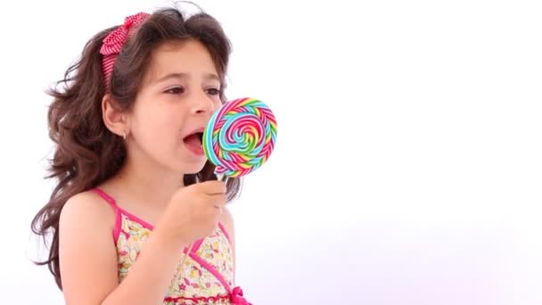 Маленька дівчинка облизує льодяник, крупним планом
 - Кадри, відео