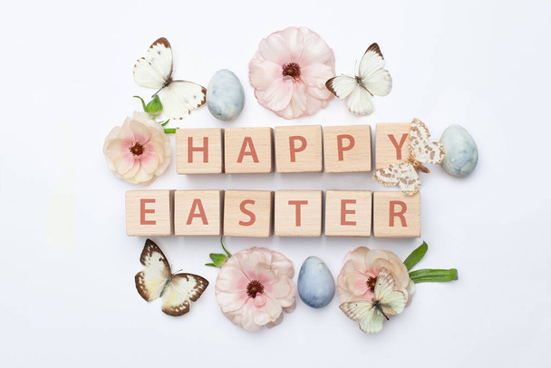 Feliz feriado de Páscoa conceito de fundo, flat lay. Ovos de coelho coloridos com flores, cores de pastel de design - Foto, Imagem