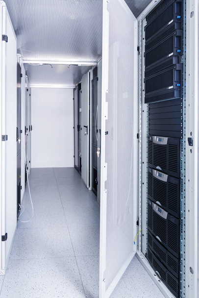 Centro de datos con una fila de bastidores de servidor - Foto, Imagen