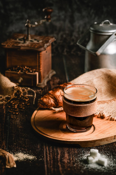 coffee cup with cinnamon  on wooden table - Fotoğraf, Görsel
