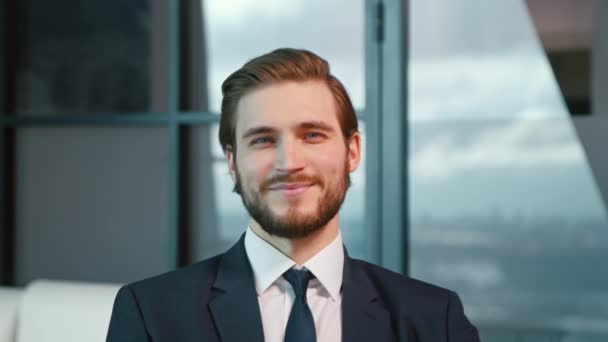 Jonge zakenman glimlachend en kijkend naar camera - Video