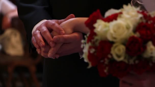 Mannelijke en vrouwelijke handen gesp in een ceremonie van het huwelijk - Video