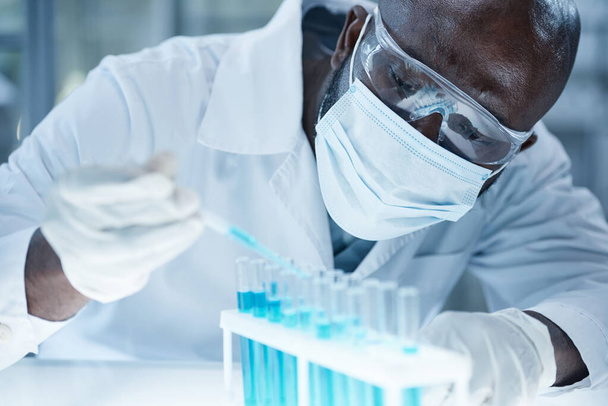 Lékařský vědec pracující se vzorky v baňkách - Fotografie, Obrázek