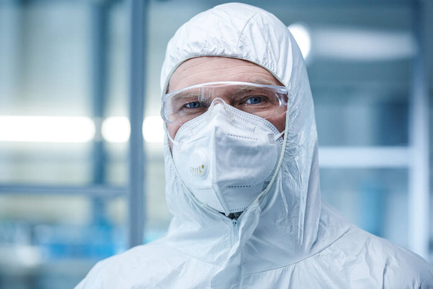 Dokter in beschermende kleding in het laboratorium - Foto, afbeelding