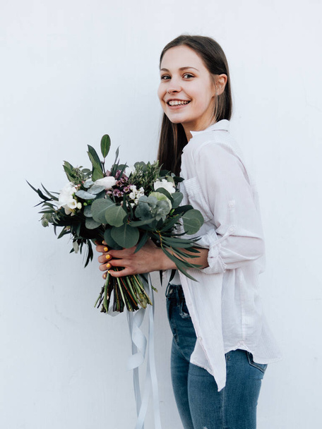 fiatal nő csokor virág, boldog virágárus - Fotó, kép
