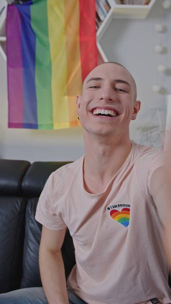 Verticale Selfie Indoor di un queer caucasico non binario seduto nel loro salotto.  - Foto, immagini