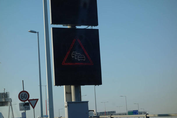 una señal de tráfico de advertencia de congestión de tráfico de pie en la calle - Foto, Imagen