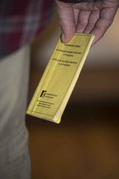 Internationales Impfzertifikat oder Prophylaxe auch als Gelbe Karte bekannt - Foto, Bild