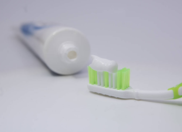 βουρτσίζοντας τα δόντια με οδοντόβουρτσα και οδοντόκρεμα, οδοντιατρική υγιεινή - Φωτογραφία, εικόνα