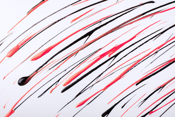 Dünne rote und schwarze Linien und Spritzer auf weißem Hintergrund. Abstrakte Kunst Hintergrund mit rosa Pinsel dekorativen Strich. Acrylmalerei mit grafischem Streifen. - Foto, Bild