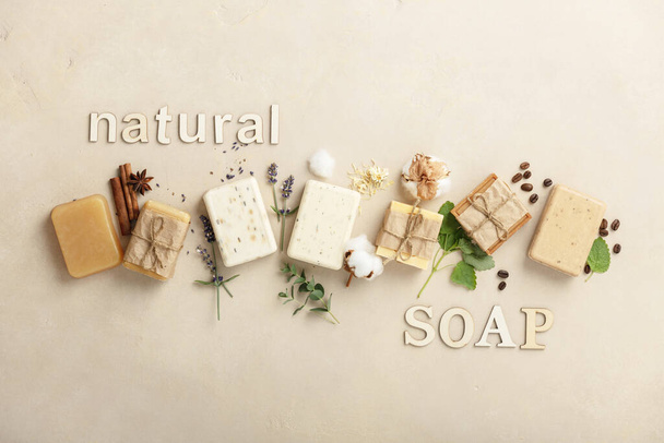 Barras de jabón orgánicas hechas a mano e ingredientes sobre fondo de piedra natural, planas - Foto, Imagen