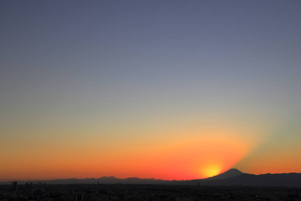 Mt. Fuji, uitzicht vanuit Yokohama, Kanagawa, Japan (avondscène)) - Foto, afbeelding