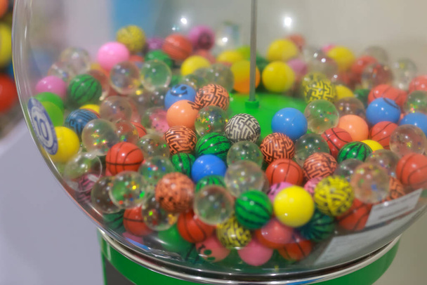 Pequeñas bolas de colores en una máquina expendedora de monedas en el centro comercial. - Foto, imagen