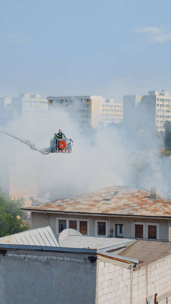 Equipe de bombeiros em serviço para apagar o fogo da casa ardente - Foto, Imagem