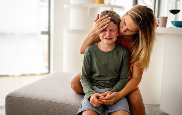 Anne portresi ağlayan üzgün oğlunu teselli ediyor. Çocuk ailesi acı ebeveyn kavramını destekliyor - Fotoğraf, Görsel