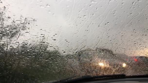 Akşam arabanın ön camına yağmur yağar. - Video, Çekim