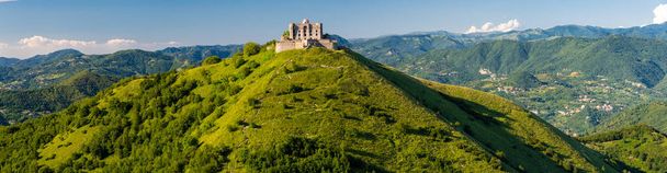 Forte Diamante es el fuerte más importante en las colinas que rodean Génova, Italia - Foto, Imagen