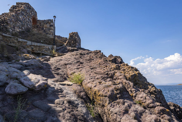 Torruinen und Mauern einer antiken Festung in Sosopol am Schwarzen Meer in Bulgarien - Foto, Bild