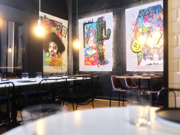 Pokój restauracji ozdobiony nowoczesnymi obrazami artystycznymi - Zdjęcie, obraz