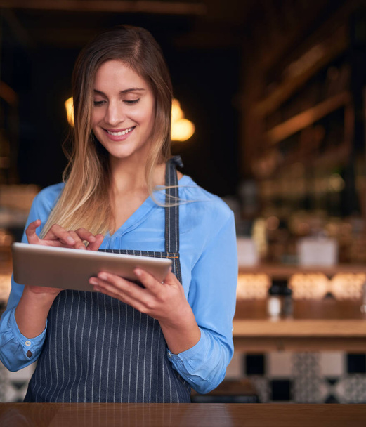 Řídí své obchody online. Vystřižený záběr atraktivní mladé ženy pomocí digitálního tabletu v kavárně. - Fotografie, Obrázek