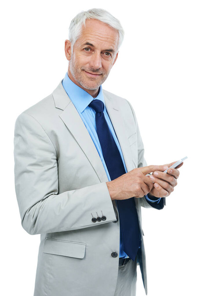 Puedes contactarme cuando necesites. Retrato de estudio de un hombre de negocios maduro usando un teléfono celular aislado en blanco. - Foto, Imagen
