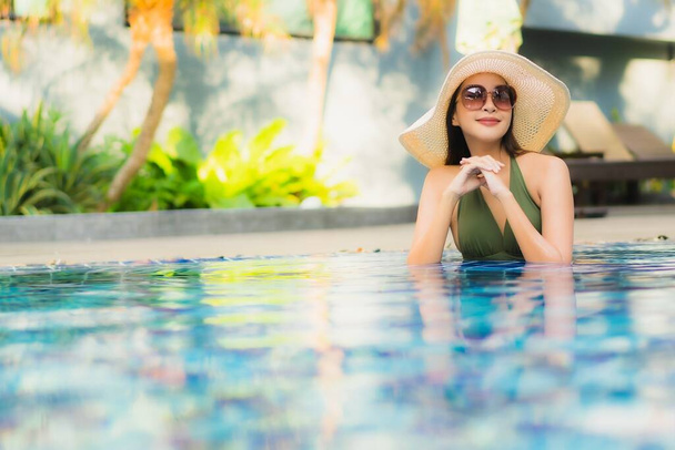 Güzel bir Asyalı kadın portresi. Tatilde dinlenmek için otel havuzunda dinleniyor. - Fotoğraf, Görsel