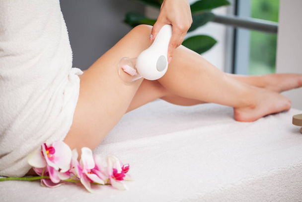 Frau bekommt Anti-Cellulite-Massage von Therapeut im Spa - Foto, Bild