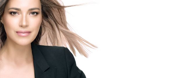 Erfolgreiche Unternehmerin im Anzug und modernem blonden glatten Haar, die selbstbewusst in die Kamera starrt. Großaufnahme Banner isoliert auf Weiß vor Hintergrund des Kopierraums. - Foto, Bild