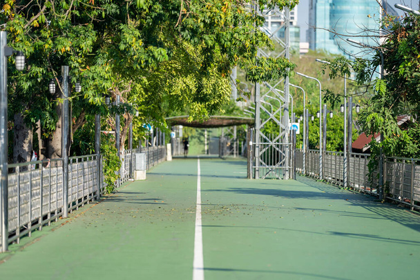Zöld ég séta köti össze a Lumpini Park és a Benchakitti Park. Ez a teljes távolság 1.3 km és épült szívében Bangkok város. - Fotó, kép