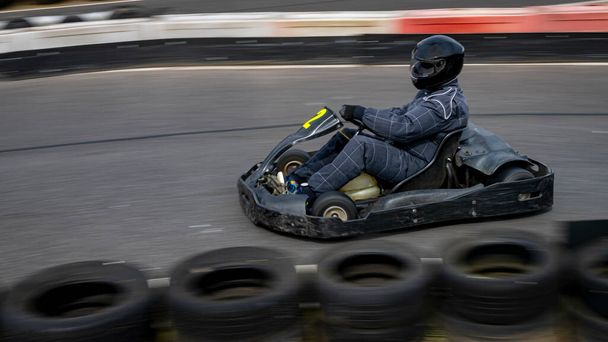 Una panoramica di un kart da corsa mentre percorre una pista. - Foto, immagini