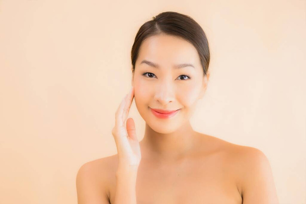 Porträt schöne junge asiatische Gesicht Frau mit Beauty-Wellness und kosmetische Make-up-Konzept - Foto, Bild
