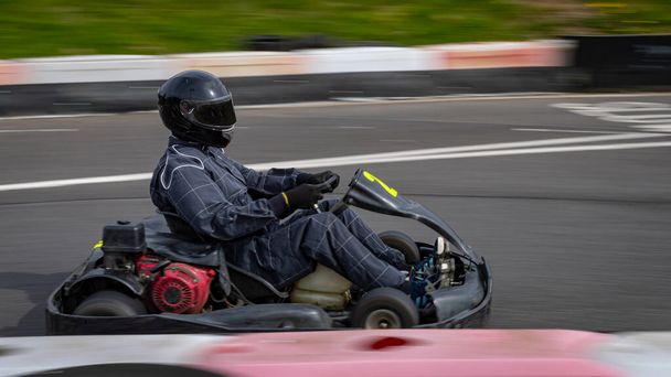 Una toma panorámica de un kart de carreras mientras circula una pista. - Foto, Imagen