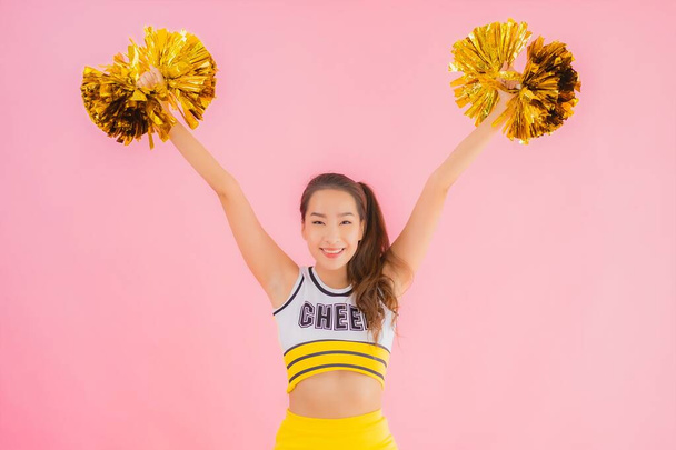 Muotokuva kaunis nuori aasialainen nainen cheerleader vaaleanpunainen eristetty tausta - Valokuva, kuva