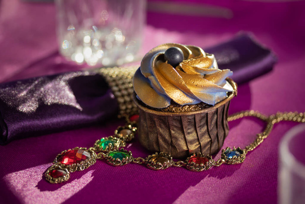Decoración roja, rosa y púrpura y cupcakes en la mesa - Foto, Imagen