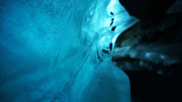 Μια παγωμένη σπηλιά απίστευτης ομορφιάς. Μπλε κλίση - Φωτογραφία, εικόνα