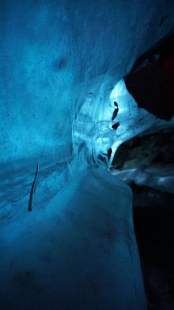 Una cueva de hielo de increíble belleza. Gradiente azul - Foto, Imagen