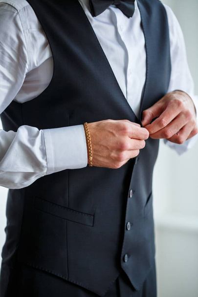 Fiatal férfi üzletember felvesz egy inget és egy elegáns öltönyt egy találkozó előtt. - Fotó, kép