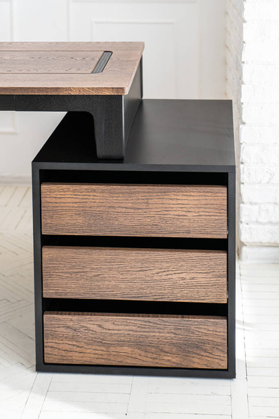 Gabinete de cajón abierto muebles mesa de madera lugar de trabajo - Foto, Imagen