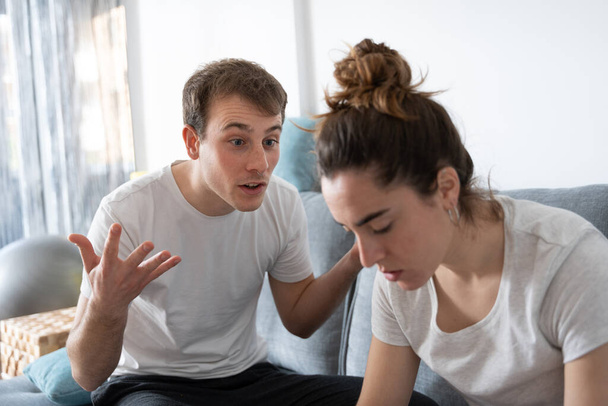 Egy fiatalember vitatkozik a szomorú barátnőjével. - Fotó, kép