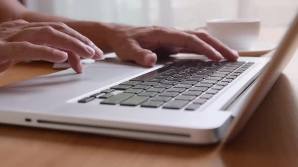 İşadamı elleri dizüstü bilgisayarda klavye işi yapıyor. Eller dokunarak bulut veri sosyal ağ ortamını işaret ediyor. Dizüstü bilgisayar klavyesinde yazarken elleri kapat - Video, Çekim