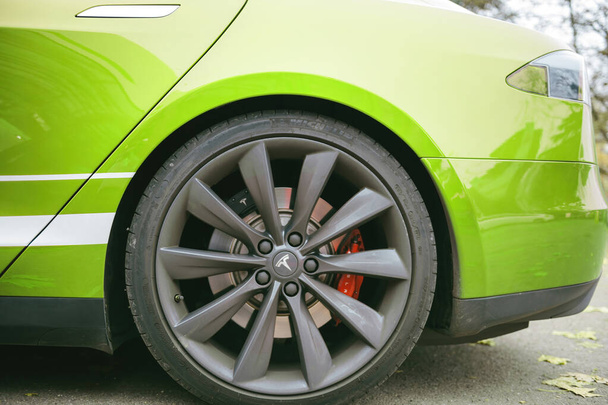 Close-up da borda de alumínio de um novo carro Tesla Motors estacionado na cidade - Foto, Imagem