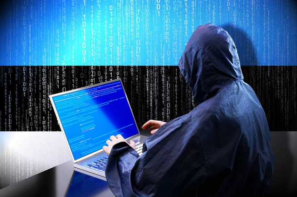 Anónimo hacker encapuchado, bandera de Estonia, código binario - concepto de ataque cibernético - Foto, imagen