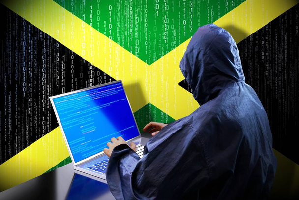 Anonymous hooded hacker, σημαία Τζαμάικα, δυαδικός κώδικας - έννοια κυβερνοεπίθεσης - Φωτογραφία, εικόνα