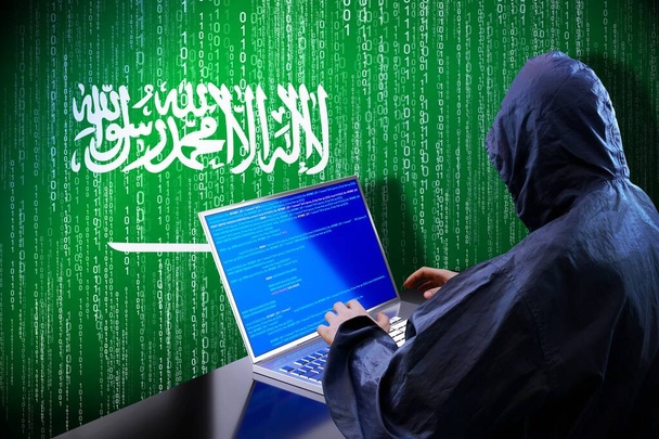 Anonymous hooded hacker, σημαία Σαουδικής Αραβίας, δυαδικός κώδικας - έννοια κυβερνοεπίθεσης - Φωτογραφία, εικόνα