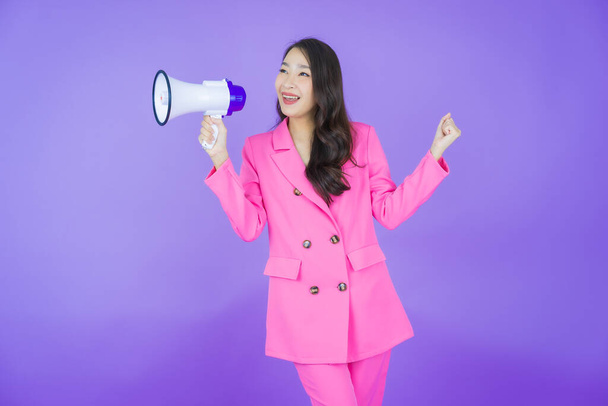 Retrato bonito jovem asiático mulher sorriso com megafone na cor de fundo - Foto, Imagem
